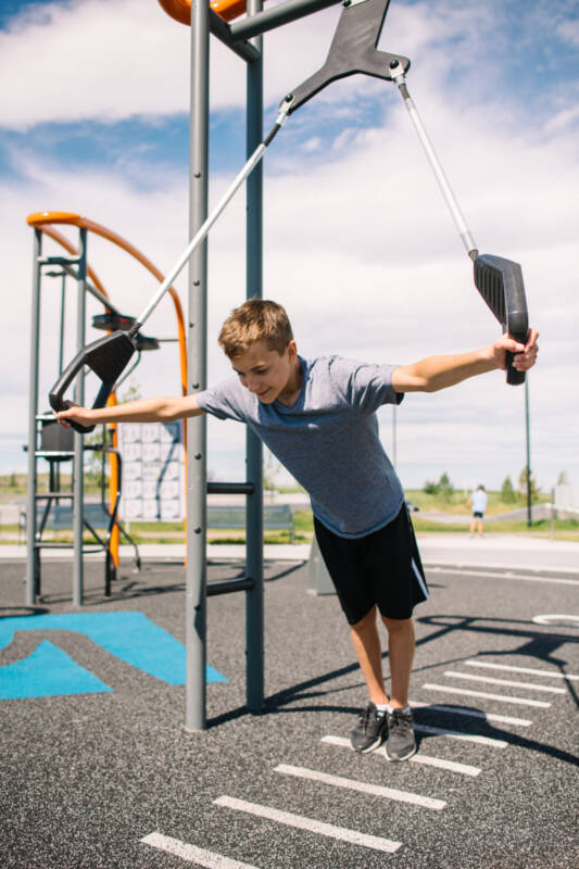 Kid work out on KOMPAN equipment