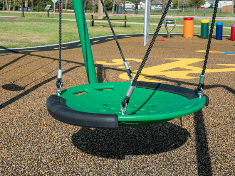 La Broquerie - Kompan Triple-Bay Swing (2)