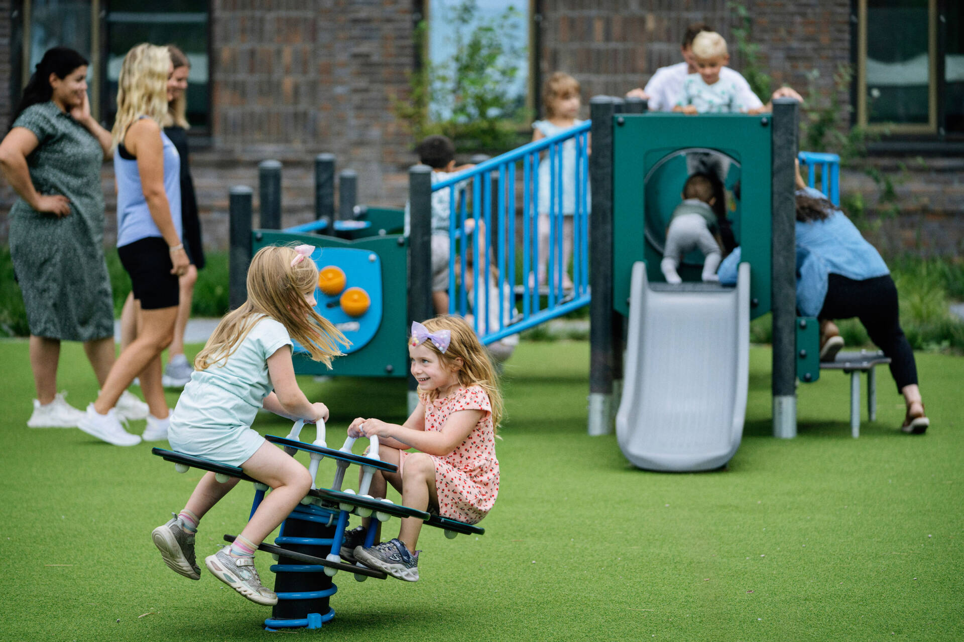 PCM400221_M128_GreenLine_with-people_community_Vejle_DK_ID_66c1e63d_-ID_65e86105_ID_ac3d86be KOMPAN Green Line products being used by young children on a playground