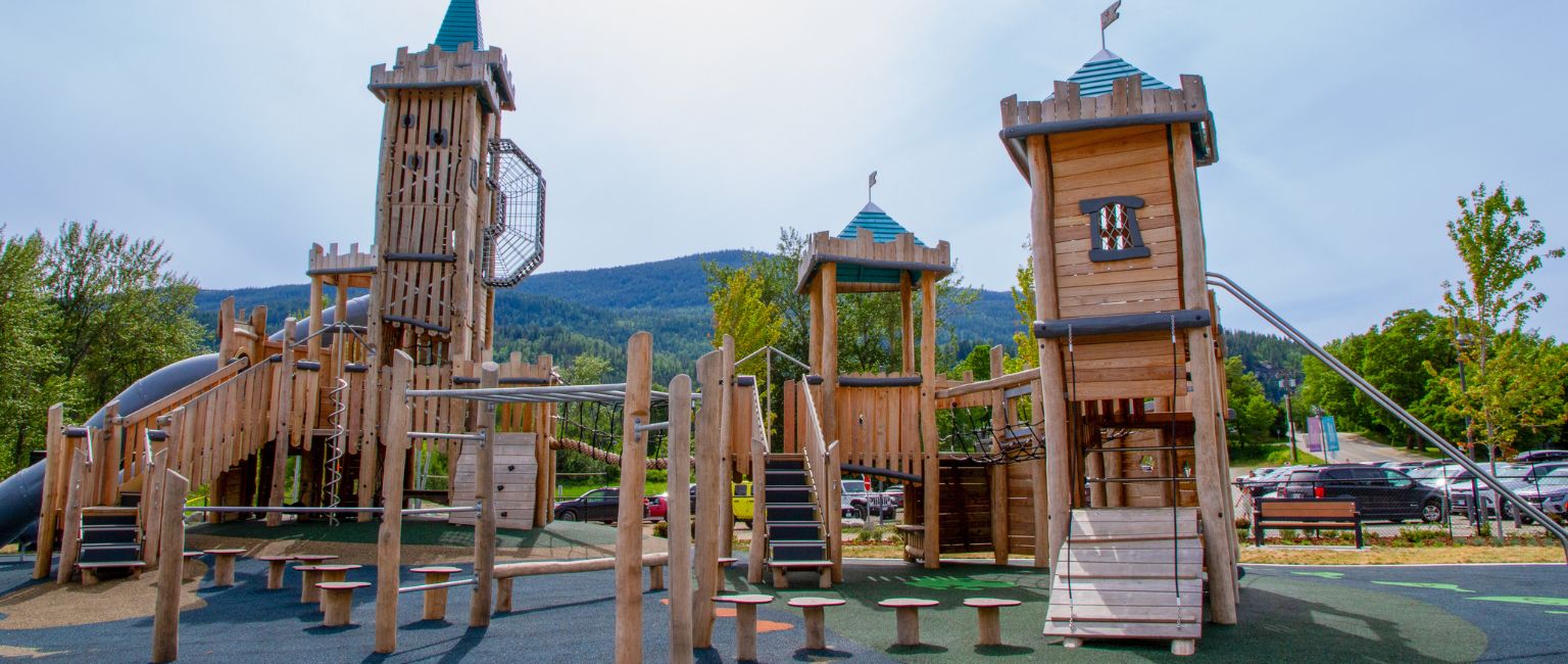 KOMPAN Robinia castle play structure